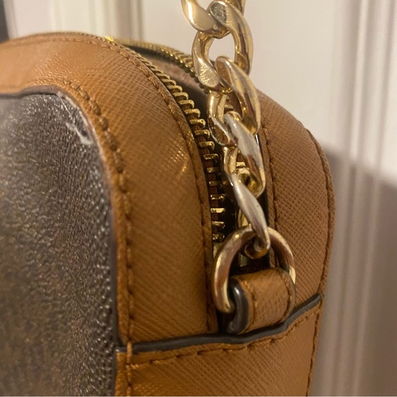 🤍 Micheal Kors Crossbody Bag 🤍 - Picture 3 of 5